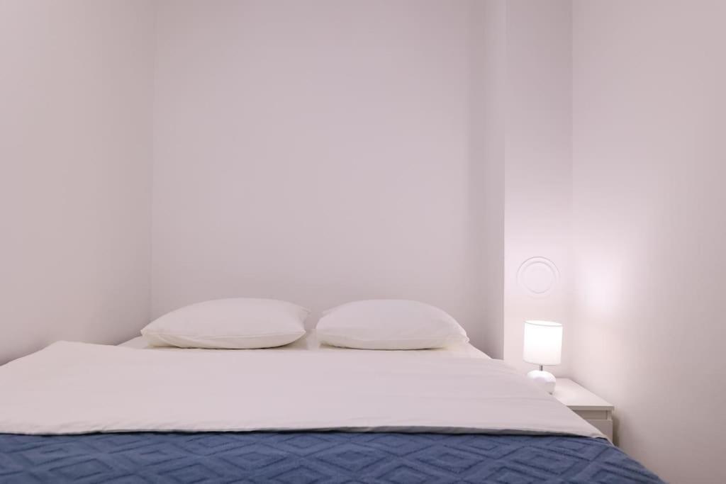 Modern White Oasis, 1bdr