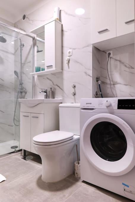 Modern White Oasis, 1bdr *