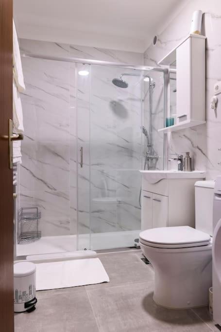 Modern White Oasis, 1bdr