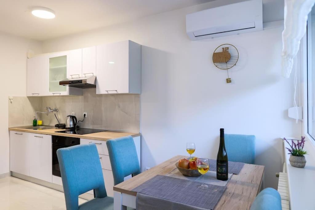 Modern White Oasis, 1bdr *